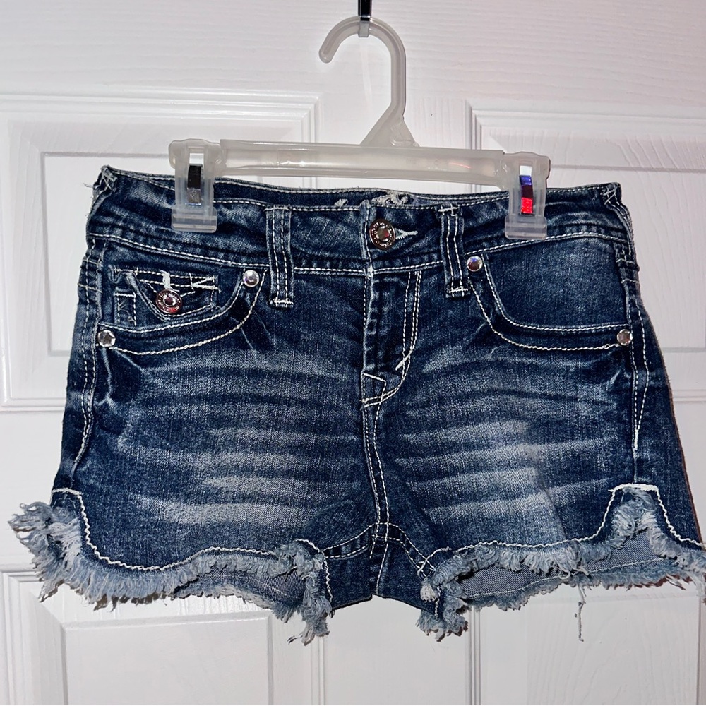 Embroidered jean shorts💙